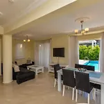 Sunset Club Lebrentals Apartment